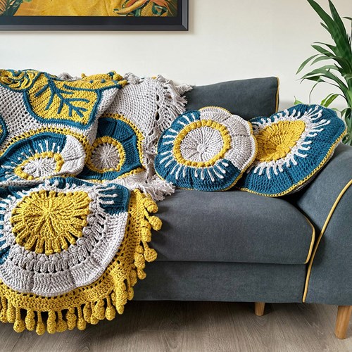 Floral Blooms Cushion 2 Haakpakket - The Queen of Loops-2