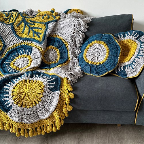 Floral Blooms Cushion 1 Garenpakket - The Queen of Loops-3