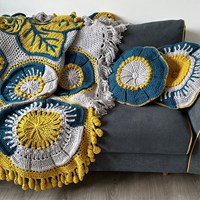 Floral Blooms Cushion 1 Haakpakket - The Queen of Loops-3