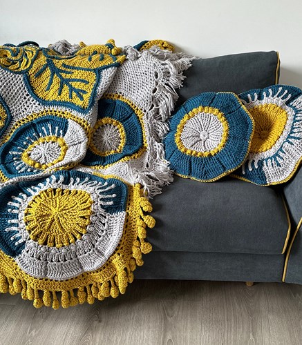Floral Blooms Cushion 4 Garenpakket - The Queen of Loops-3