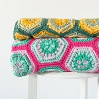 Yarn and Colors Flower Hexagon Baby Blanket Haakpakket 034 Deep Cerise-3