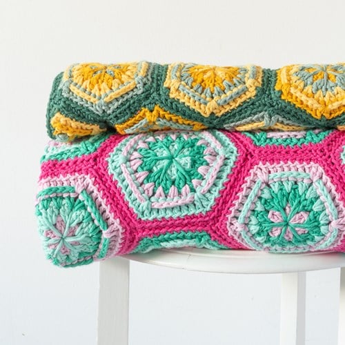 Yarn and Colors Flower Hexagon Baby Blanket Haakpakket 034 Deep Cerise-3