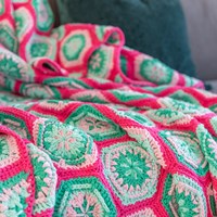 Yarn and Colors Flower Hexagon Blanket Haakpakket 034 Deep Cerise-2