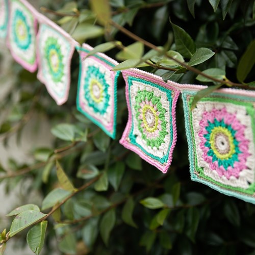 Haakpatroon Yarn and Colors Garden Party Bunting-2