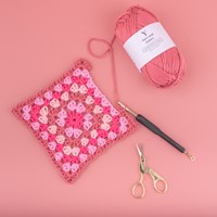 Granny’s Shiny Cushion Haakpakket 035 Girly Pink-3