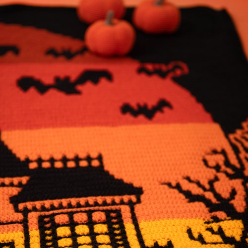 Little Green Feather - Haunted Hilltop Horror House Spooky Vintage Colorway Haakpakke