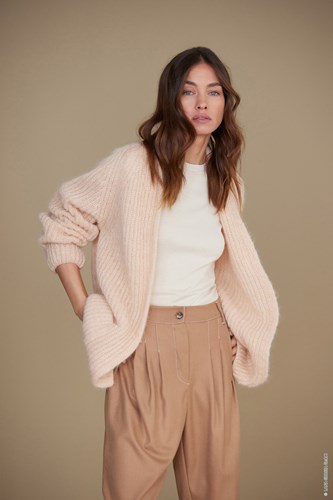 lana grossa lookbook 15 wolplein.nl roze vest dames