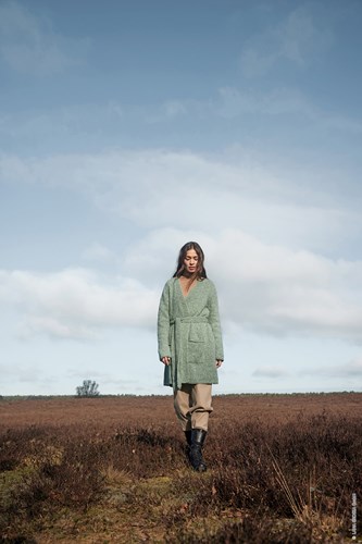 lana grossa lookbook 15 wolplein.nl groen lang vest