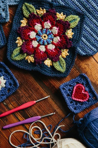 Indigo & Crimson Dreams Blanket Garen- & Haakpakket-3