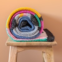 Yarn and Colors Mosaic Window Blanket Haakpakket 100 Black