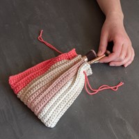 Yarn and Colors Ruffle Pouch Haakpakket 041 Coral-2