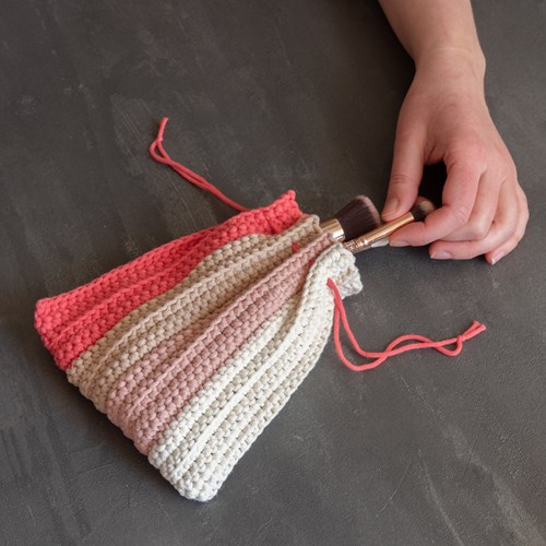 Yarn and Colors Ruffle Pouch Haakpakket 041 Coral-2