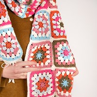 Kleurrijke Lente sjaal - Finishing Stitches Garen- en Haakpakket