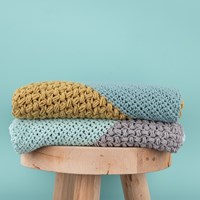 Yarn and Colors Slanted Scarf Haakpakket 073 Jade Gravel-2